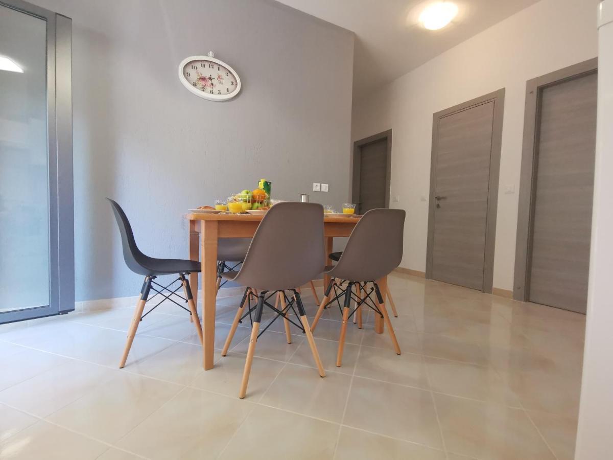 Apartment Pineta With Terrace & Park Wood View พูลา ภายนอก รูปภาพ