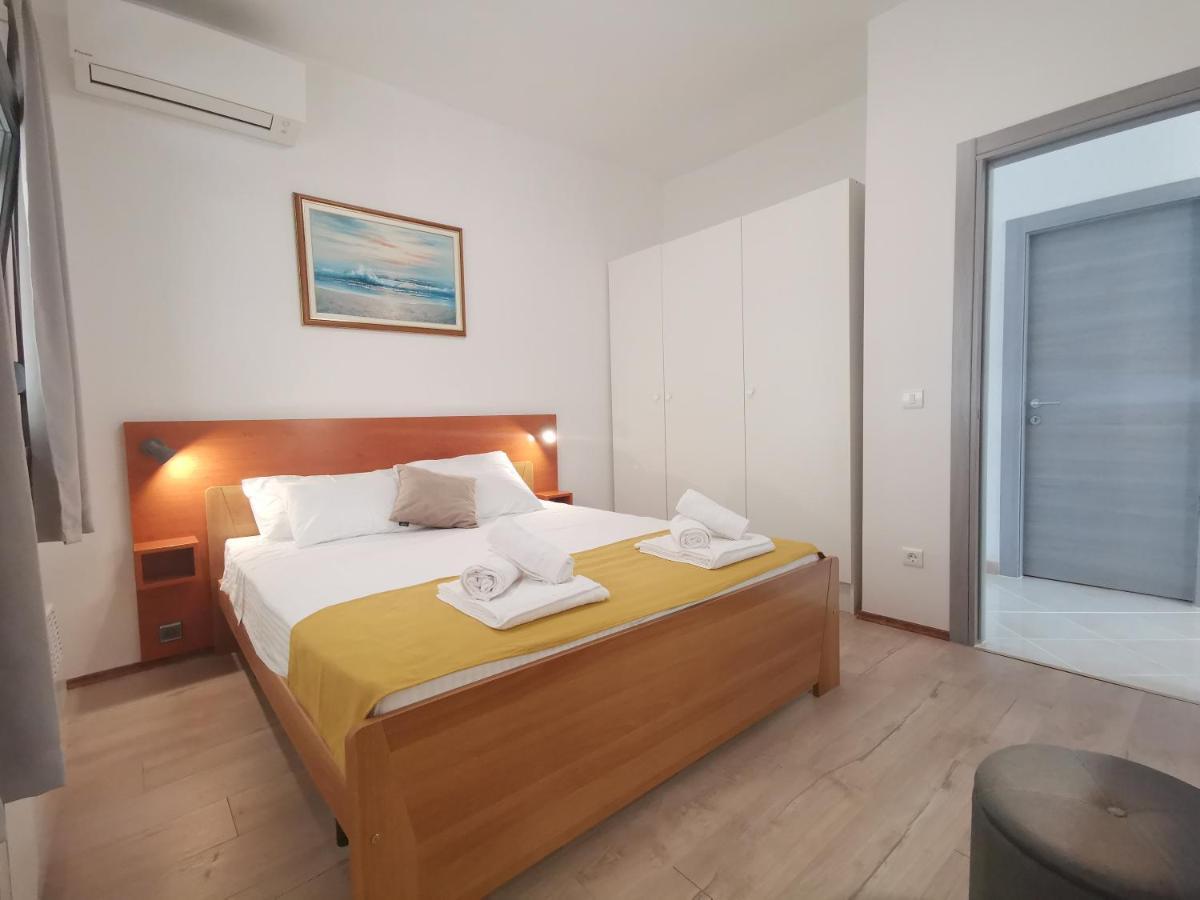 Apartment Pineta With Terrace & Park Wood View พูลา ภายนอก รูปภาพ