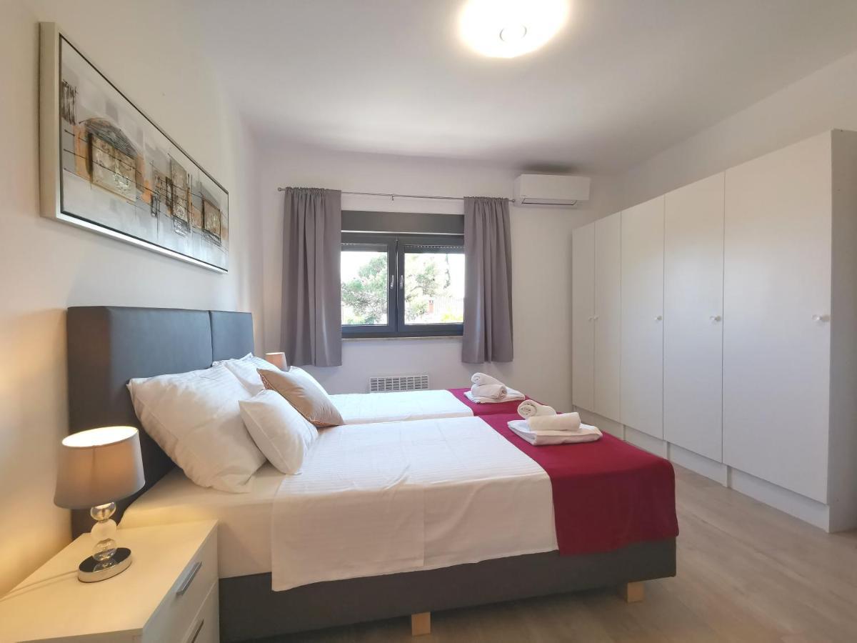 Apartment Pineta With Terrace & Park Wood View พูลา ภายนอก รูปภาพ