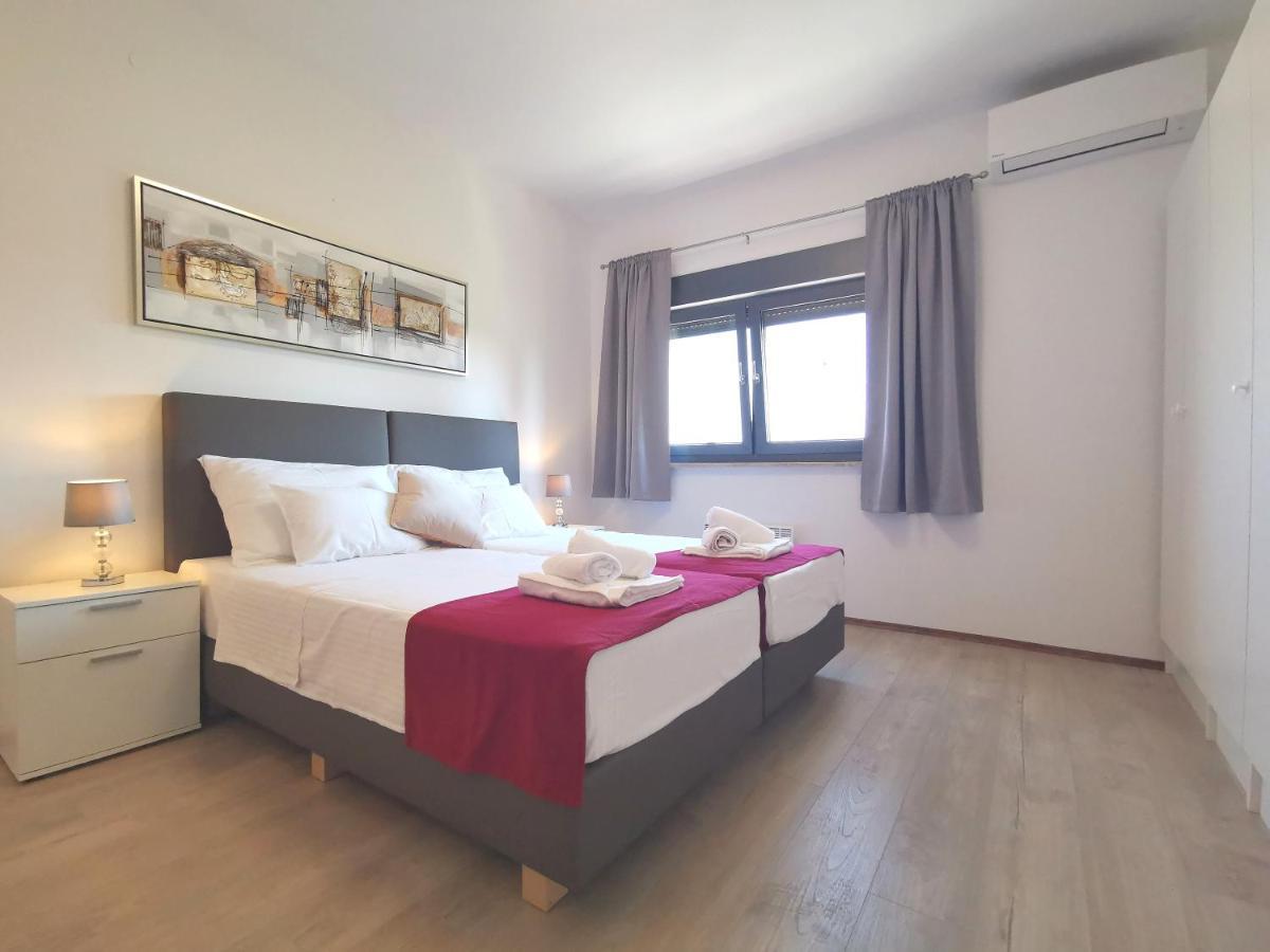 Apartment Pineta With Terrace & Park Wood View พูลา ภายนอก รูปภาพ