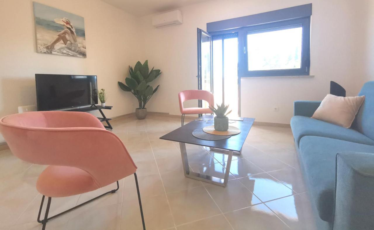 Apartment Pineta With Terrace & Park Wood View พูลา ภายนอก รูปภาพ